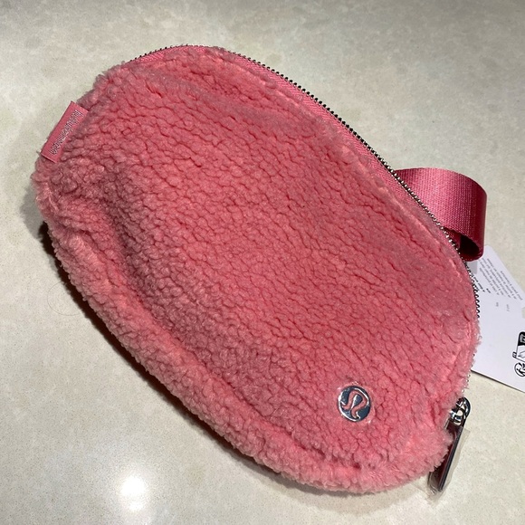 New lululemon Everywhere Belt Bag 1L Fleece with tags pink & shopping bag⭐️⭐️⭐️ - Picture 12 of 17